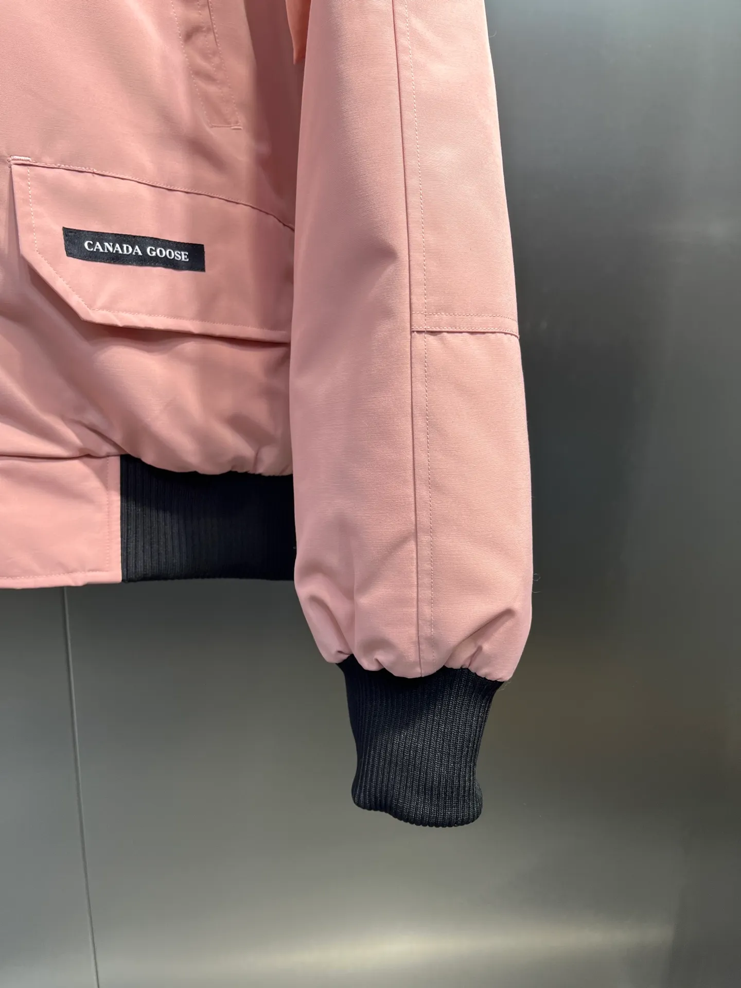 P720 high-end version (new version of Big Goose 01) Canada Goose Canada Goose #Chilliwack 7999M bomber jacket short down jacket/01 model #Men and Women Same Style# ➖ Genuine synchronous anti-counterfeiting chip sensor! ➖ Imported 21S polyester-cotton blended original fabric [last year’s 16S/18S hard fabrics have been completely eliminated, this year all use 21S genuine synchronous fabrics, the soft mid-strap feels delicate and textured], genuine synchronous Feather-Light 10D waterproof coating fabric, made of 84.5 polyester fiber and 15.5 cotton, 100% the best feel in the entire network! ➖ The genuine official website is synchronized with the national standard 80 white duck down, you can check the official website customer service, there will never be a series of misleading claims such as 90 down or goose down! ➖ Using the best nylon lining with double double-layer sealing design, velvet-proof No. 7 needle + grid-filled down ready-made garments, there is 100% no so-called velvet running! ➖ The cuffs are designed with thickened seamless threads, and the collar and pockets are lined with top-quality polar fleece to keep you warm and comfortable! ➖ Yoshida YKK provides original custom-made electroplated sliders. YKK two-way lockable zippers are tight and smooth and will not peel off paint! ➖ 3M composite guarantees that the Velcro is the same as the original, durable, and all accessories and hardware are custom-made! ➖ Imported BEHRINGER embroidery machine to customize the 10,000-needle embroidery logo, 98% of which can be reproduced to restore the original logo. You can check and compare on the official website! ➖ The fur collars are all made of large pieces of Western Canadian blue wolf hide, ensuring that each fur collar is 13-15cm wide!   Size:XS-XXL